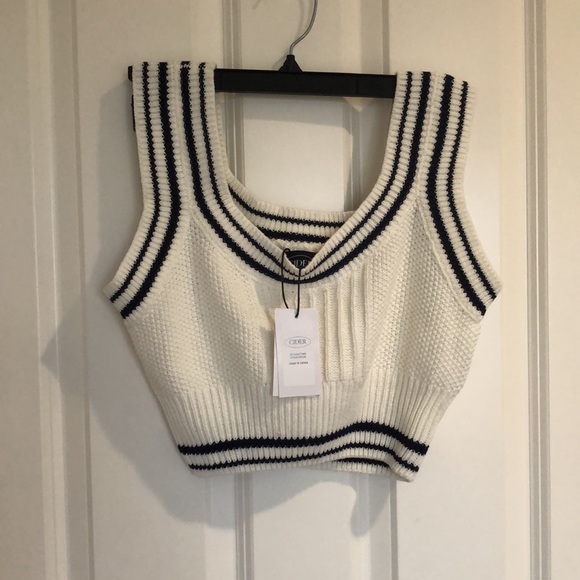 NWT CROP TOP - Picture 3 of 4